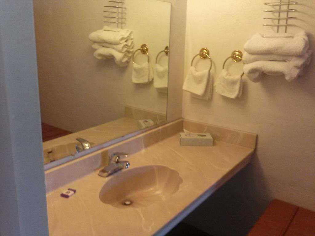 Americas Best Value Inn Wendover Habitación foto